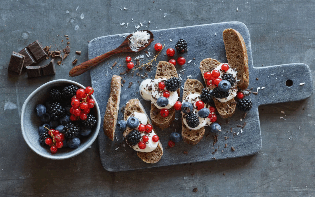 Petit pain au séré, aux baies et au chocolat