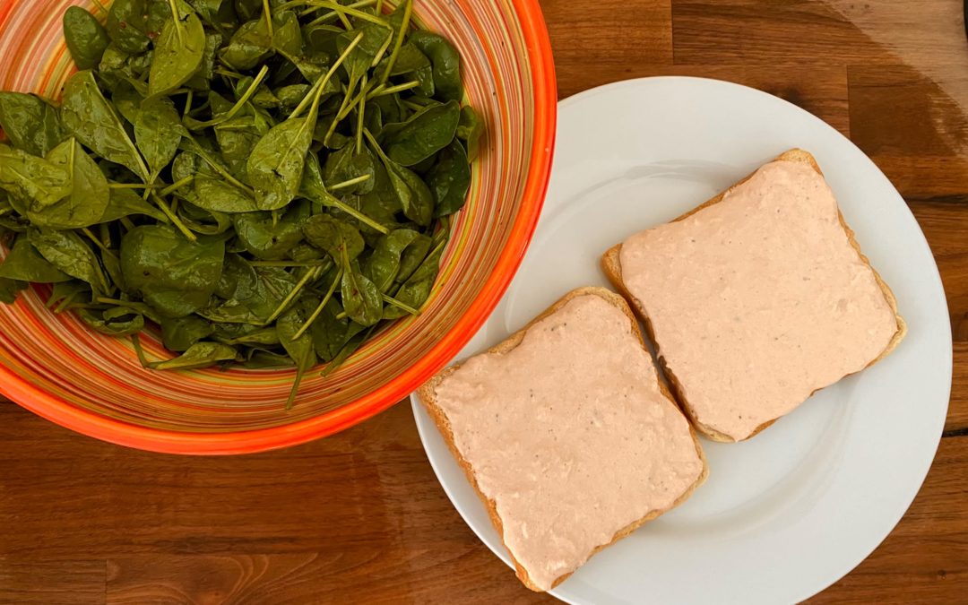 Toast au crabe et salade d&rsquo;épinards